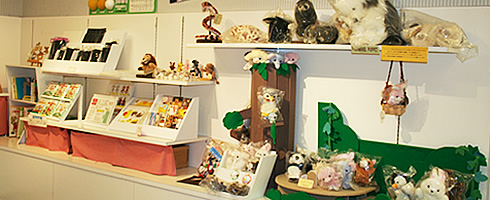 エントランスロビー:ミュージアムショップ風景